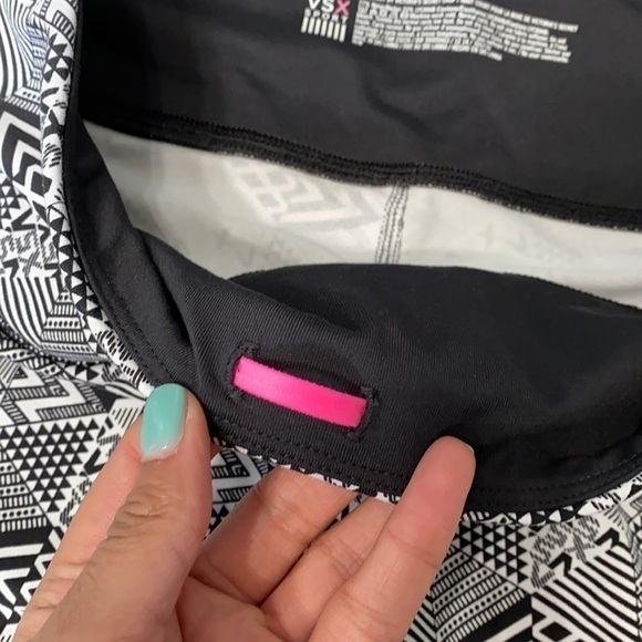 Victoria’s Secret Sport Knockout Crop Leggings M Domino Effect Timeless Classic - Picture 6 of 8